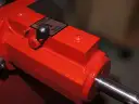 Mandrinadora de Comando de Válvulas EMC-2 - — Palanca para avance automático o retroceso manual con empuñadura esférica y etiqueta de seguridad