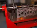 Mandrinadora de Comando de Válvulas EMC-2 - — Culata automotriz multi-cilindros en aluminio fijada en dispositivo de sujeción para mandrinado de guías de válvulas