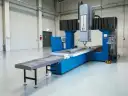Fresadora CNC Tipo Pórtico FP-3000 con Cabezal Móvil 2200mm FP - 3000 CM X 2200 — Fresadora pórtico CNC FP-3000 con mesa de 3000x1000 mm y estructura de hierro fundido para mecanizado