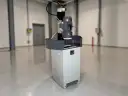 Laboratório para Análise de Ferro Fundido LABORATÓRIO — Retífica de Amostras: Máquina de nossa fabricação utilizada para retificação da amostra de ferro fundido a ser analisada no espectrómetro