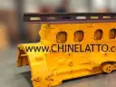 Regla Verificación Superficie Plana RT-1200 - 1.270MM — Bloque de motor V8 en hierro fundido posicionado sobre regla de medición RT-1200 para medición de planicidad